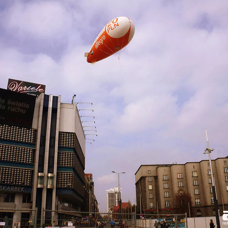 latający na uwięzi sterowiec reklamowy Allegro w centrum miasta Katowice
