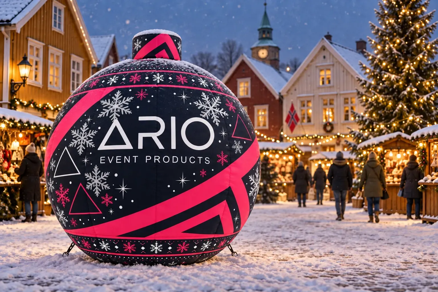 Zwei Meter große ARIO-Werbekugel auf einem Weihnachtsmarkt, neben Ständen und Passanten