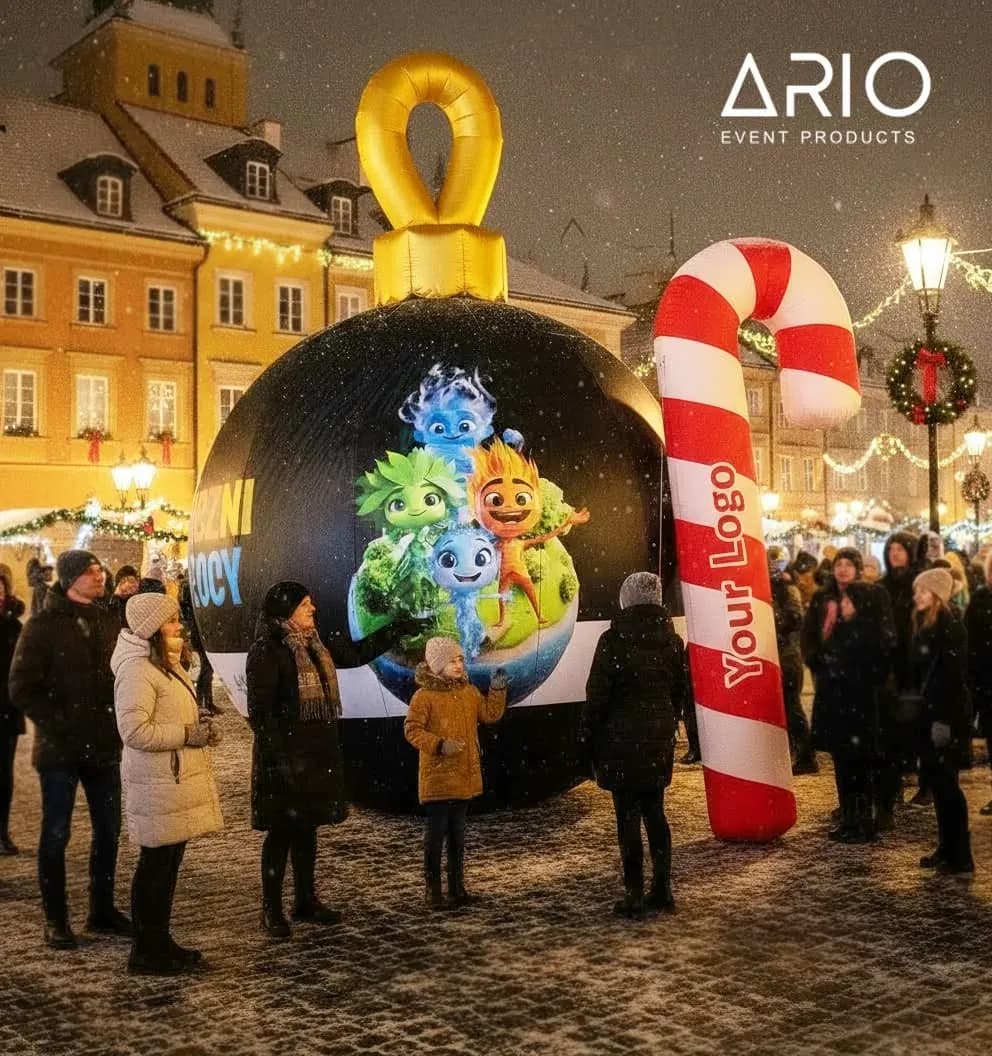Palla gigante e caramella al mercatino di Natale di Varsavia Palla di Natale gigante rossa e caramella gonfiabile in un mercatino natalizio innevato nel centro storico di Varsavia.