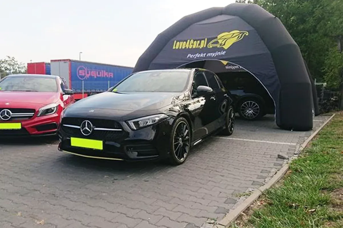 Inflatable tent for Love For Car Namiot pneumatyczny w barwach marki Love For Car