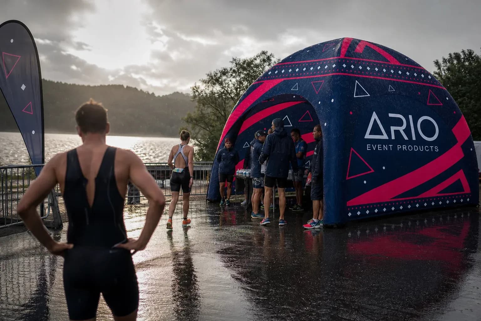 Namiot stałociśnieniowy 4x4 ARIO w deszczu w strefie mety triathlonu (wizualizacja)