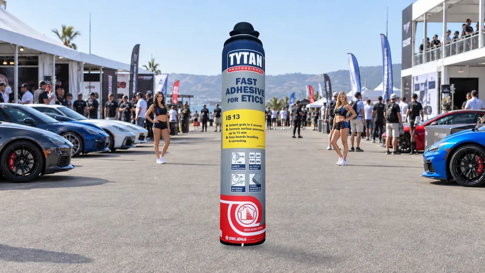 Aufblasbare Werbedose auf einem Automobil-Event, im Hintergrund Autos und Ausstellerfahnen.
