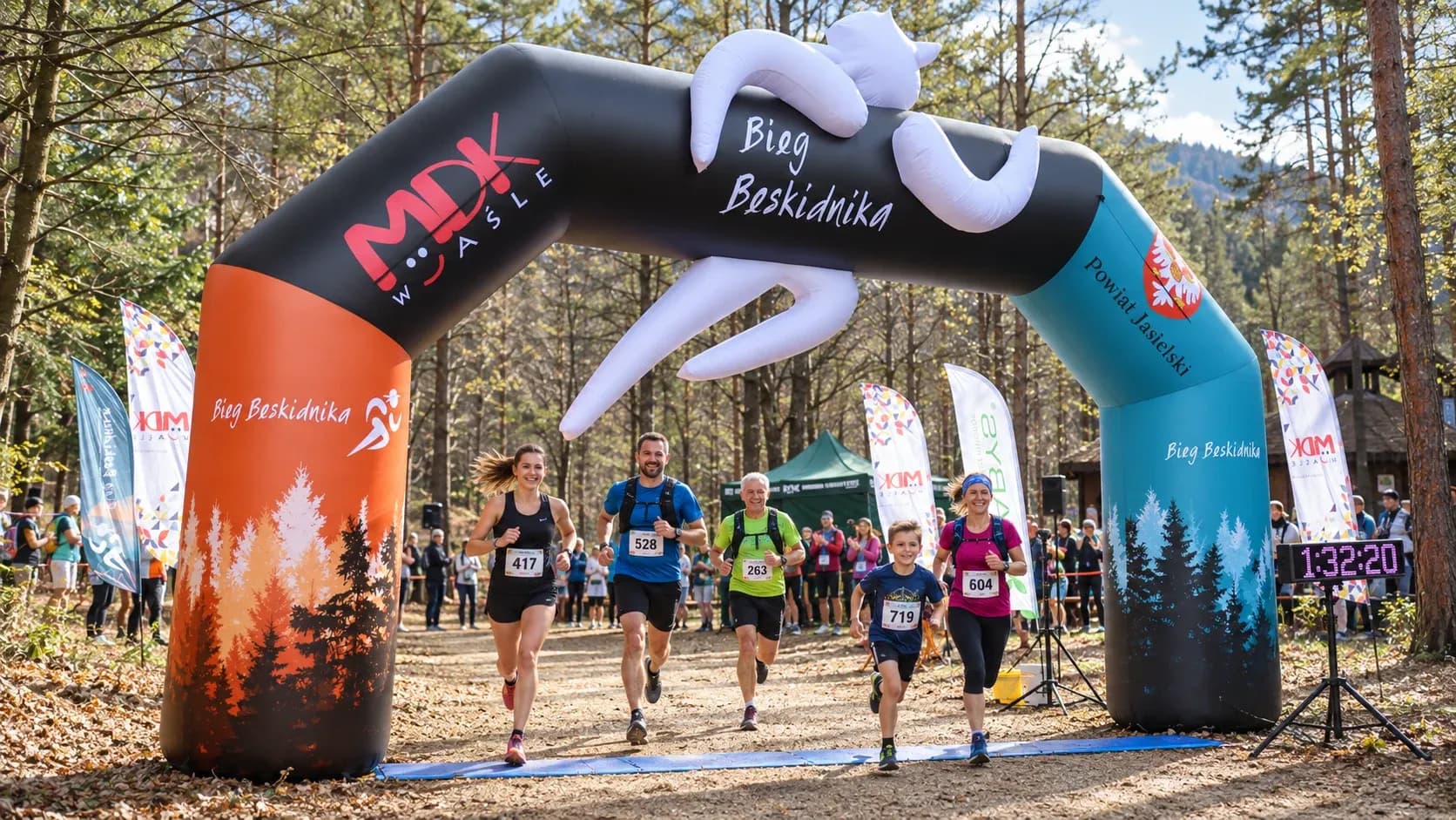 Pneumatic arch with a 3D element – Beskidnik trail run Inflatable advertising arch with a 3D hand above the span at the finish line of the Beskidnik trail run