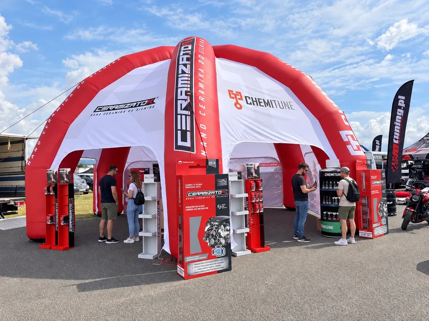 Pneumatický stan Ceramizator s potiskem na střeše a nohách, produktový stánek na okruhu