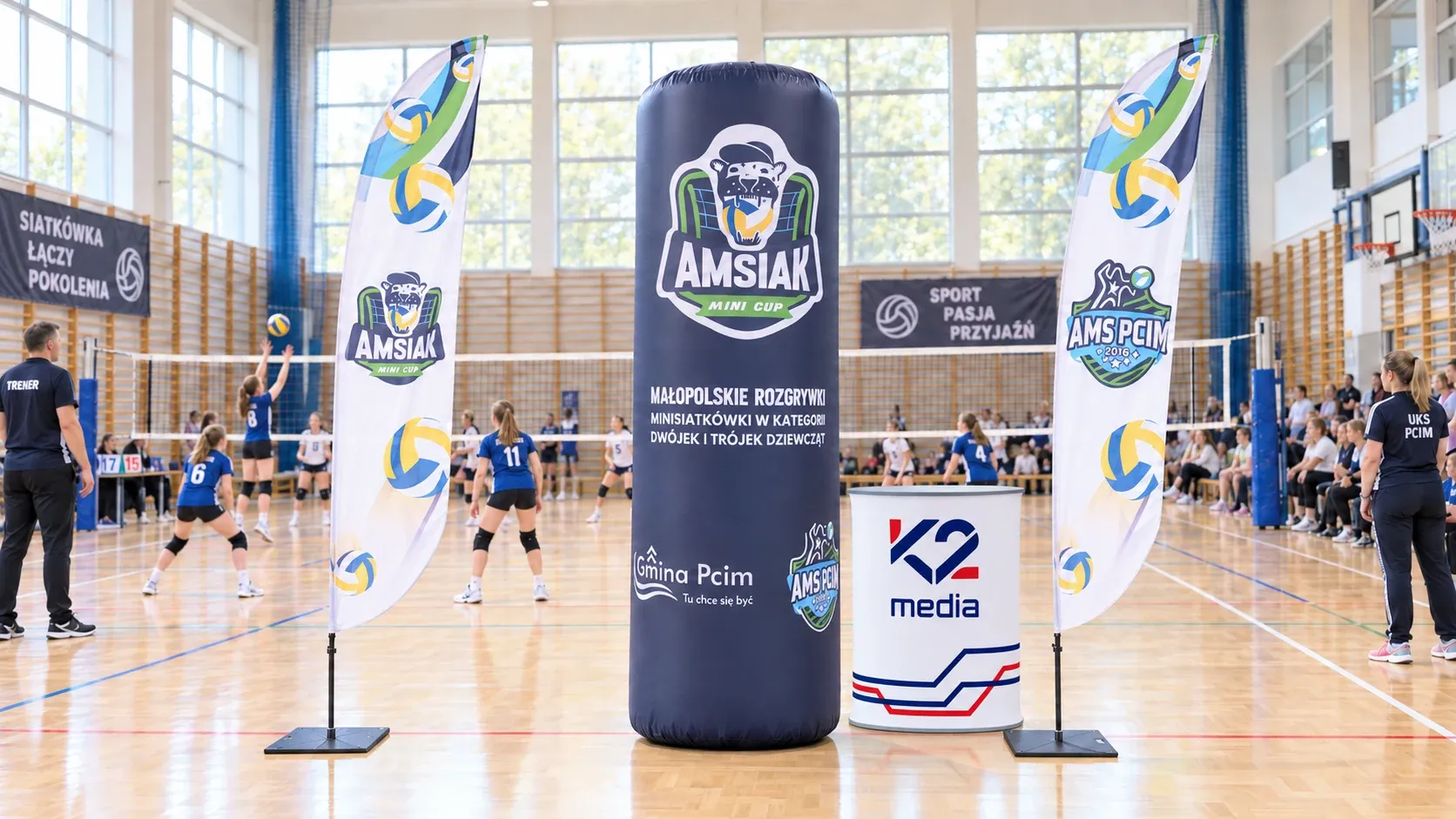Reklamní vlajky, nafukovací sloup a promo pult na turnaji AMSIAK Mini Cup ve sportovní hale