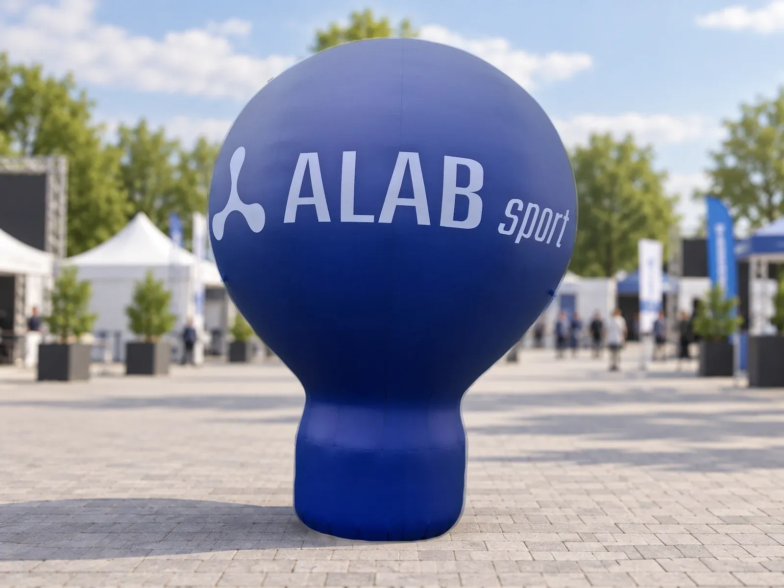 Balon reklamowy pneumatyczny z nadrukiem w barwach marki ALAB sport – produkt ARIO, tło wygenerowane przez AI