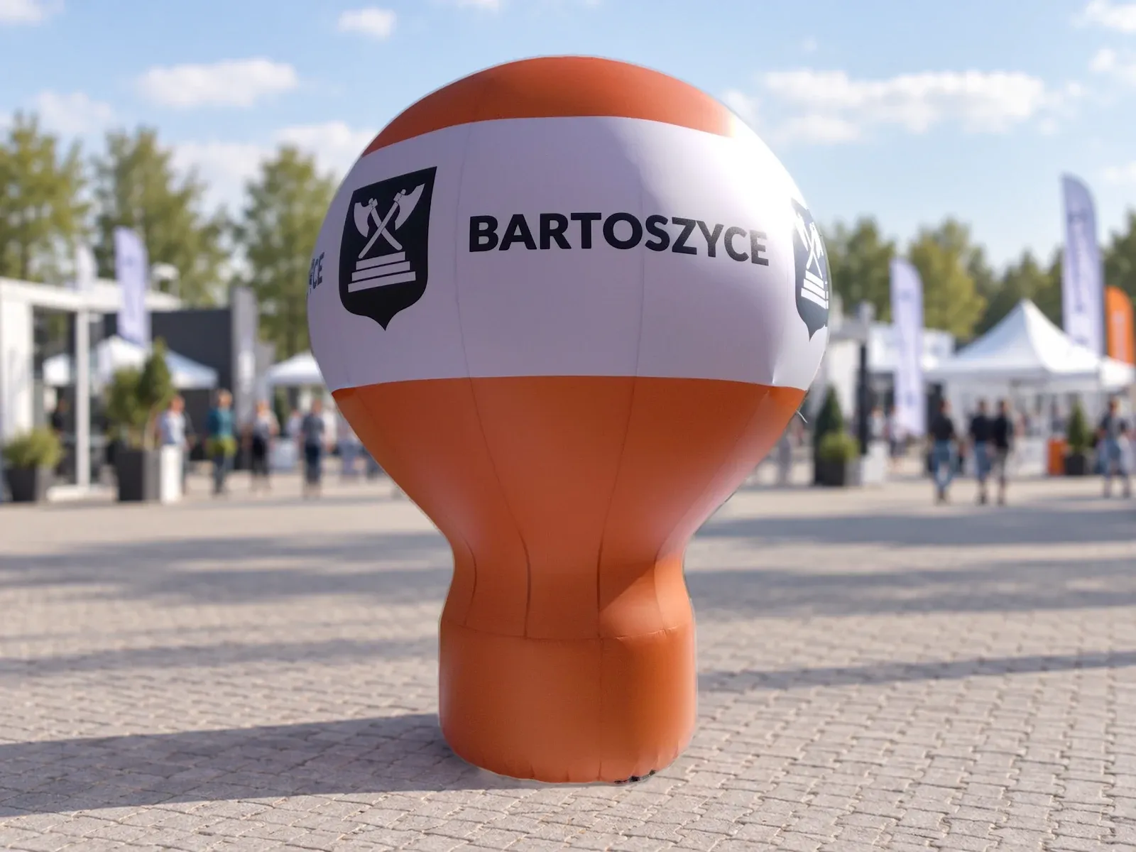 Balon reklamowy pneumatyczny z nadrukiem w barwach marki Bartoszyce – produkt ARIO, tło wygenerowane przez AI