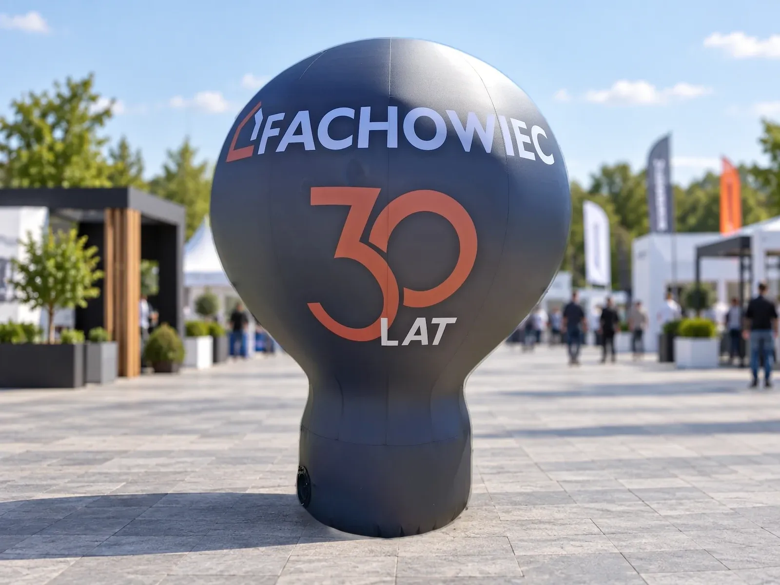 Balon reklamowy pneumatyczny z nadrukiem w barwach marki Fachowiec – produkt ARIO, tło wygenerowane przez AI