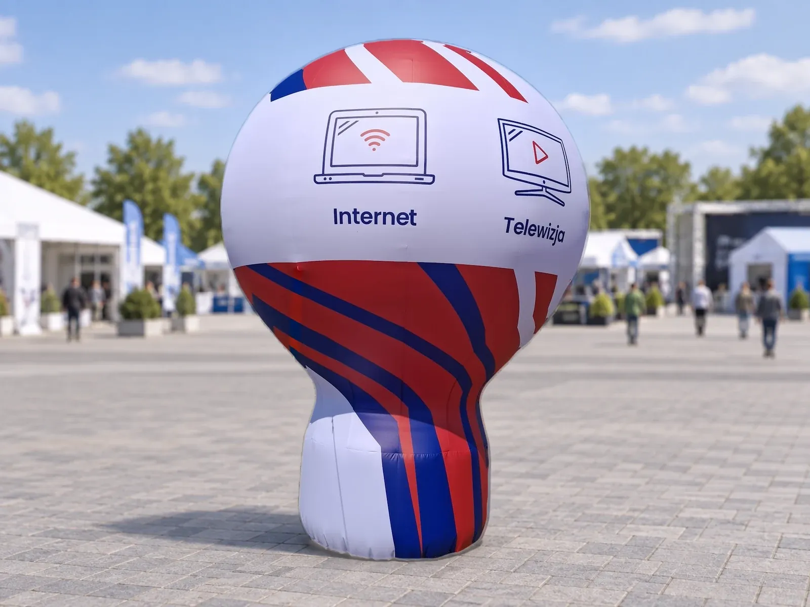 Balon reklamowy pneumatyczny z nadrukiem w barwach marki K2 media – produkt ARIO, tło wygenerowane przez AI