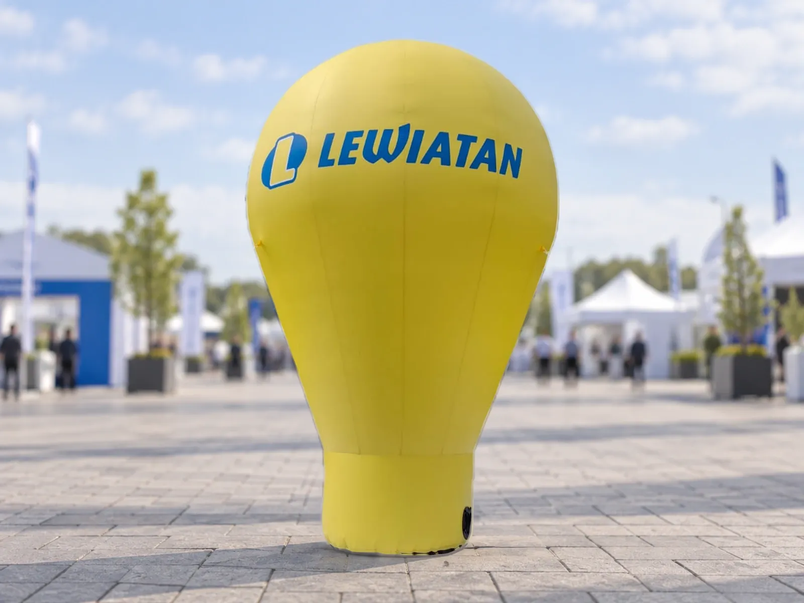 Balon reklamowy pneumatyczny z nadrukiem w barwach marki Lewiatan – produkt ARIO, tło wygenerowane przez AI