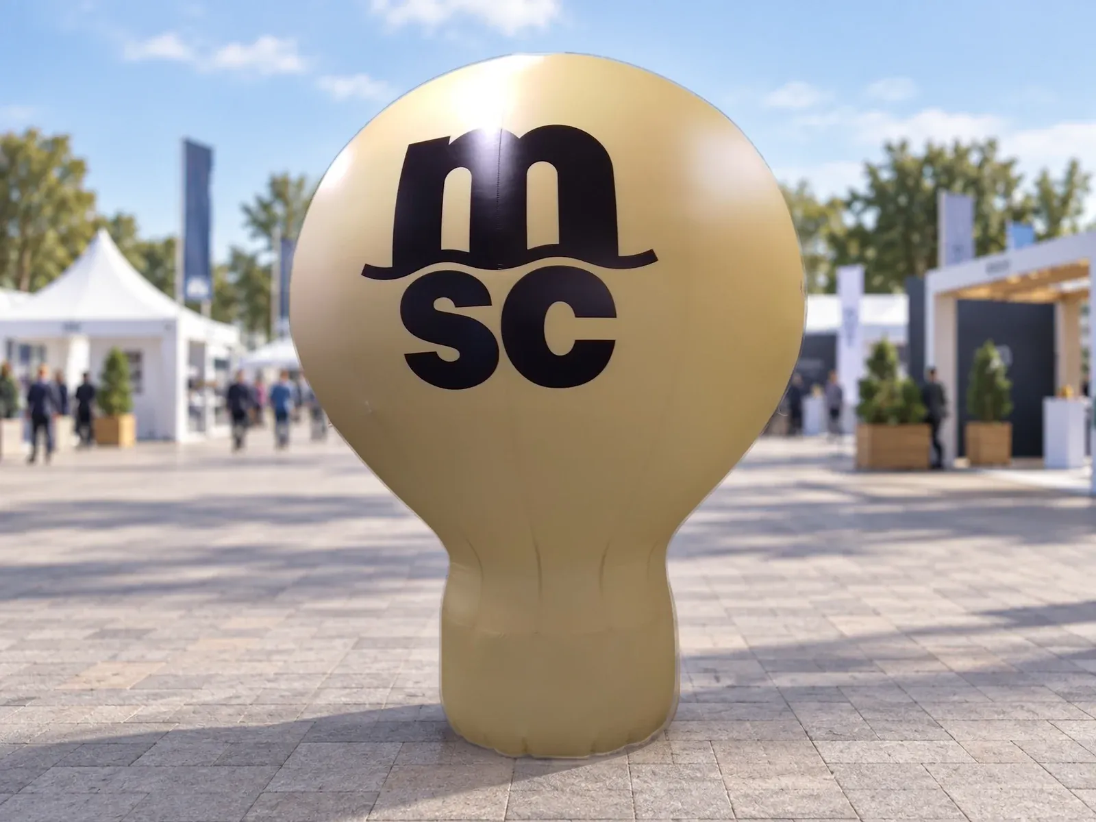 Balon reklamowy pneumatyczny z nadrukiem w barwach marki MSC – produkt ARIO, tło wygenerowane przez AI
