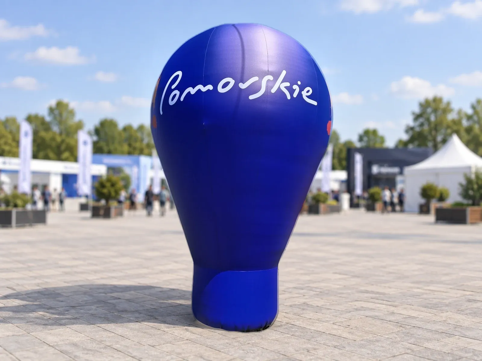 Balon reklamowy pneumatyczny z nadrukiem w barwach marki Pomorskie – produkt ARIO, tło wygenerowane przez AI