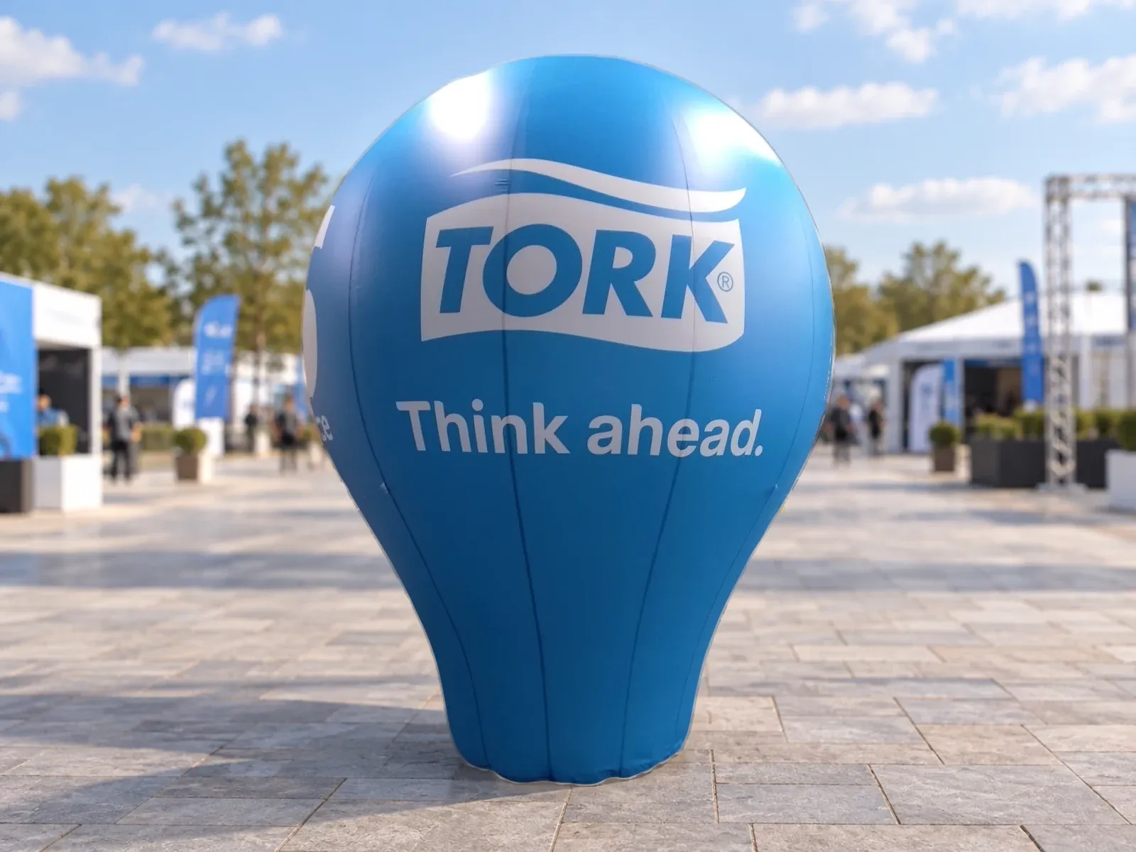Balon reklamowy pneumatyczny z nadrukiem w barwach marki Tork – produkt ARIO, tło wygenerowane przez AI