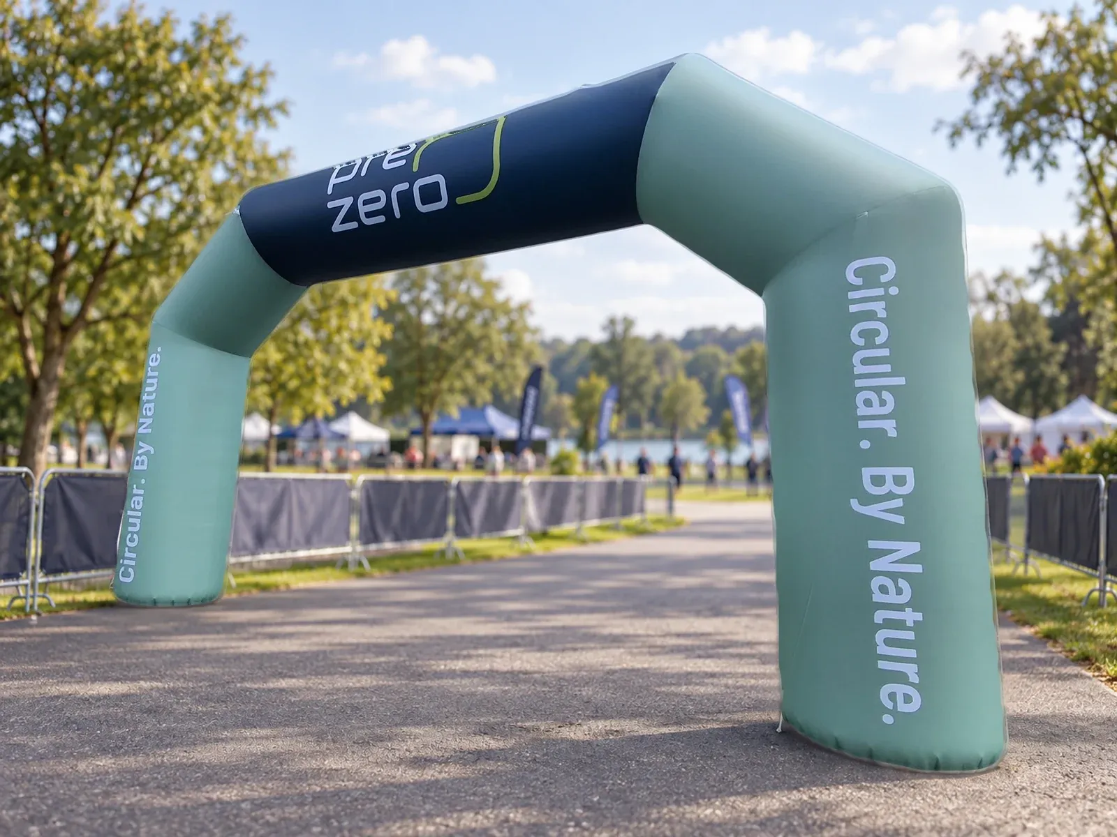 Brama pneumatyczna z nadrukiem w barwach marki PreZero – produkt ARIO, tło wygenerowane przez AI