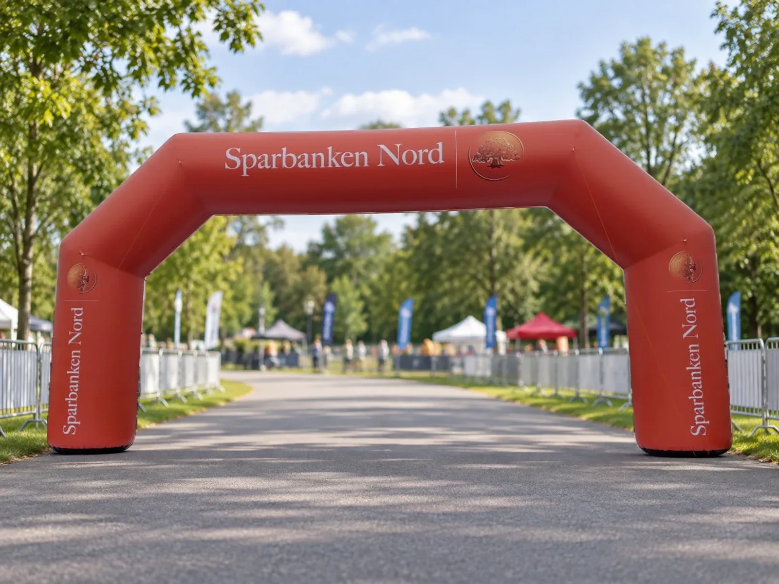 Inflatable arch for Sparbanken Nord Brama pneumatyczna z nadrukiem w barwach marki Sparbanken Nord – produkt ARIO, tło wygenerowane przez AI