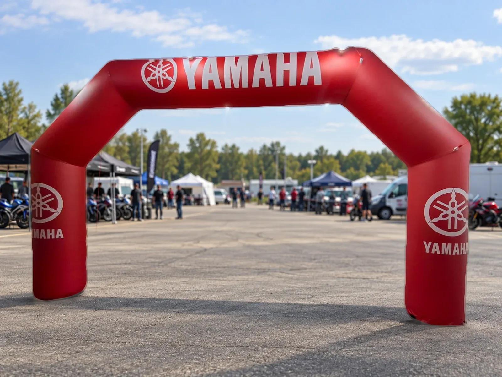 Brama pneumatyczna z nadrukiem w barwach marki Yamaha – produkt ARIO, tło wygenerowane przez AI