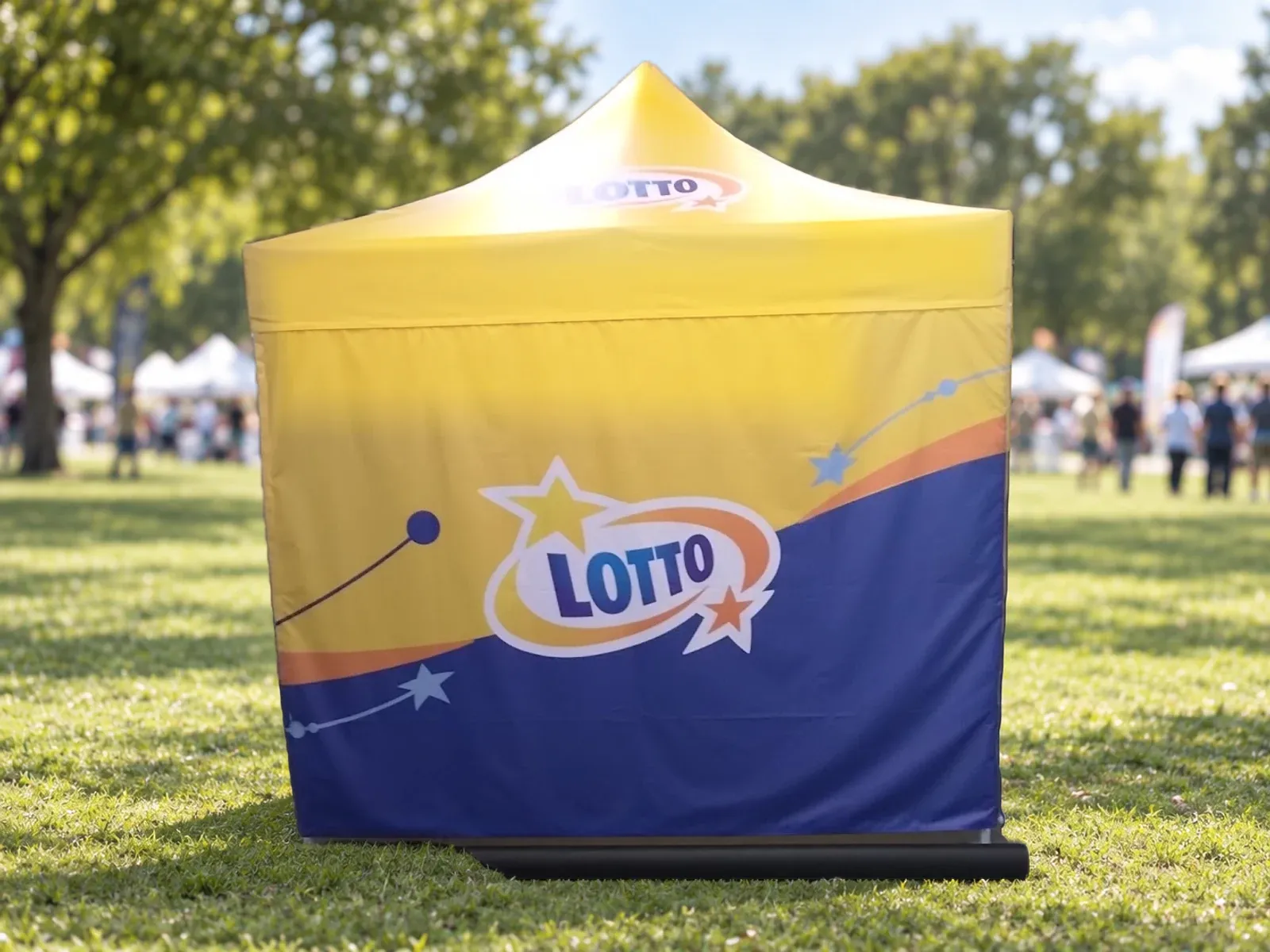 Namiot ekspresowy z nadrukiem w barwach marki Lotto – produkt ARIO, tło wygenerowane przez AI