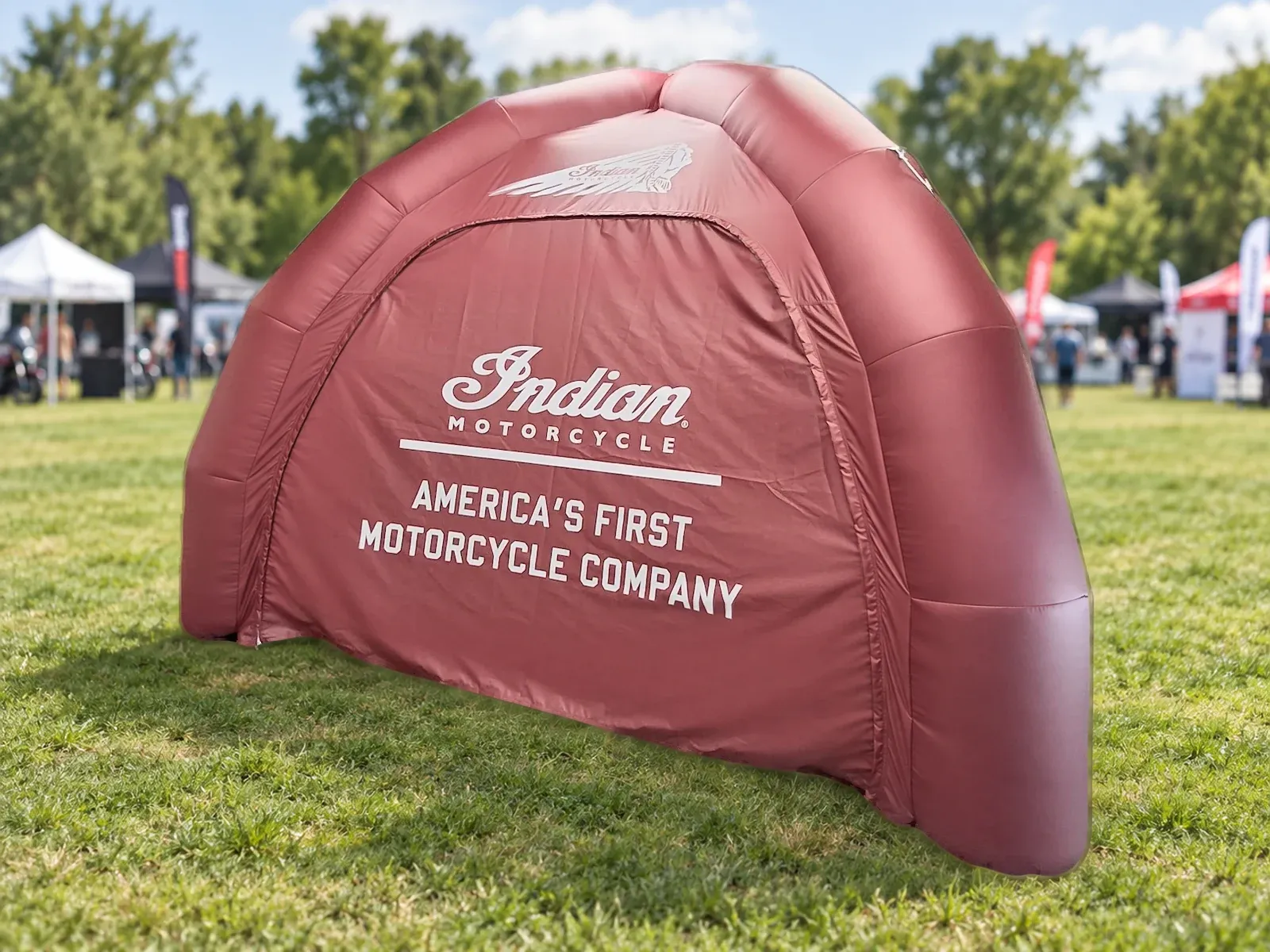 Namiot pneumatyczny z nadrukiem w barwach marki Indian Motorcycle – produkt ARIO, tło wygenerowane przez AI