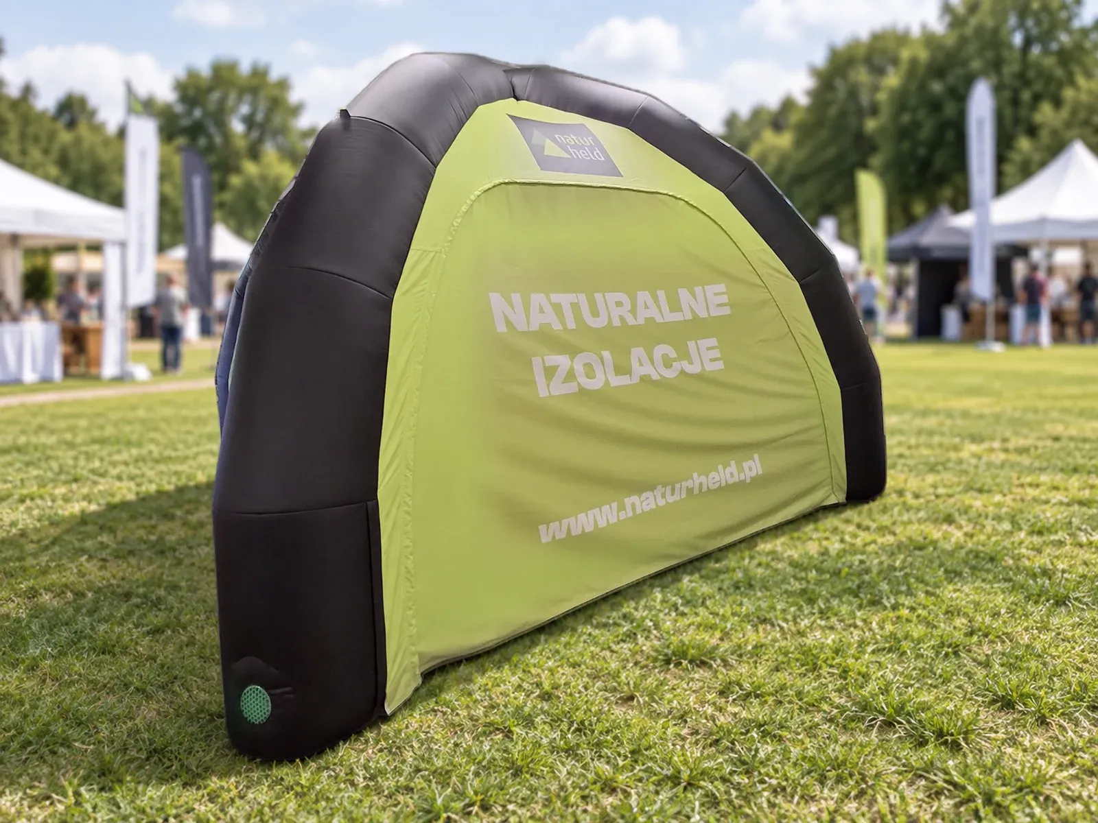 Namiot pneumatyczny z nadrukiem w barwach marki naturheld – produkt ARIO, tło wygenerowane przez AI