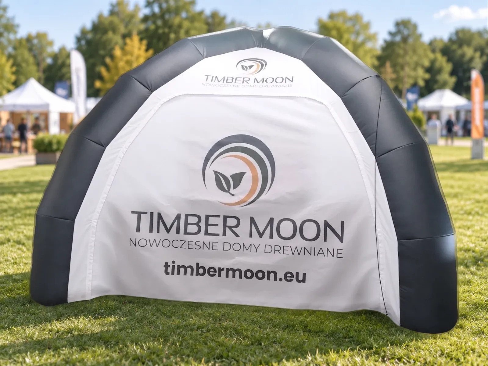 Inflatable tent for Timber Moon Namiot pneumatyczny z nadrukiem w barwach marki Timber Moon – produkt ARIO, tło wygenerowane przez AI