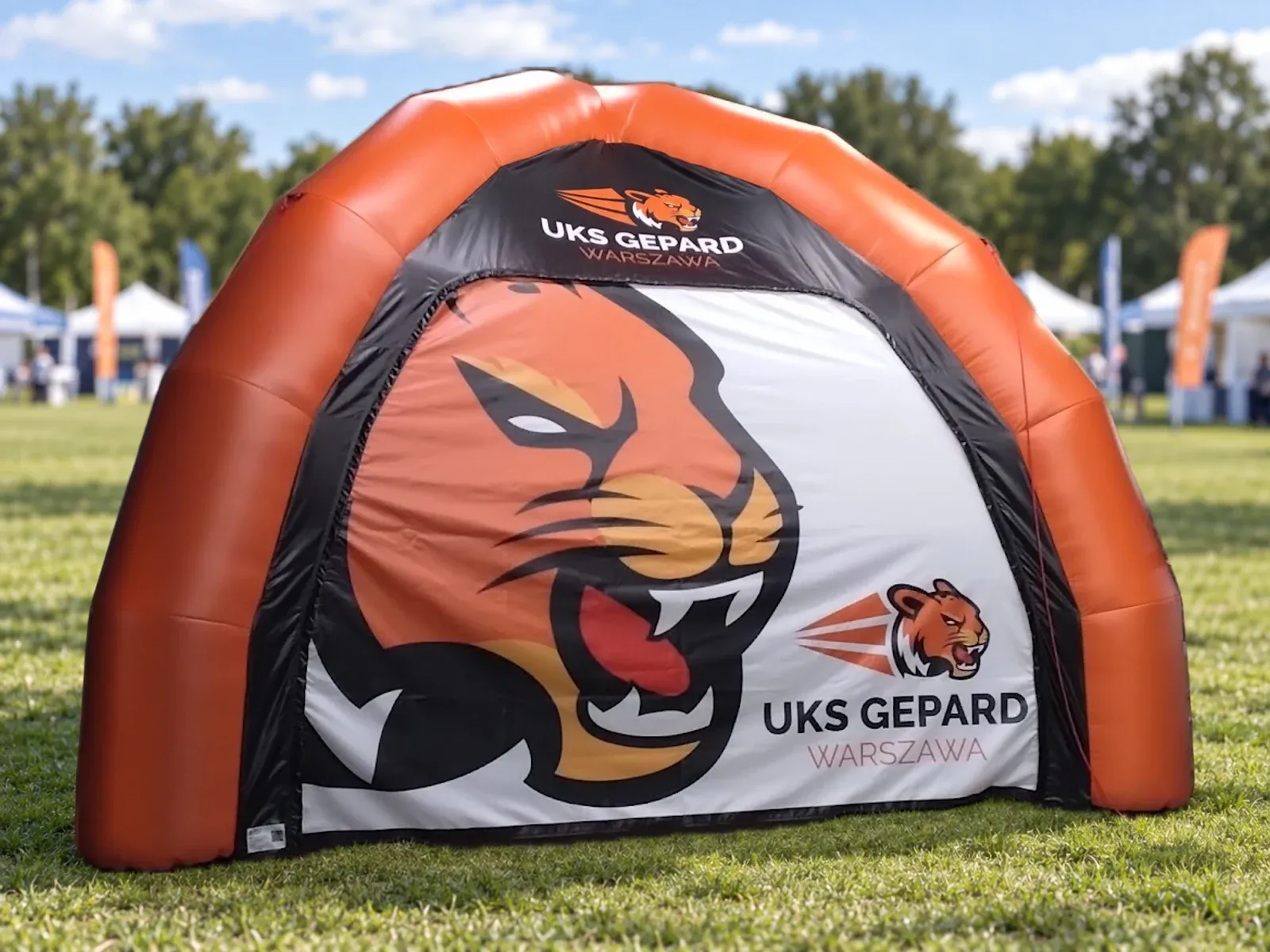 Inflatable tent for UKS Gepard Namiot pneumatyczny z nadrukiem w barwach marki UKS Gepard – produkt ARIO, tło wygenerowane przez AI