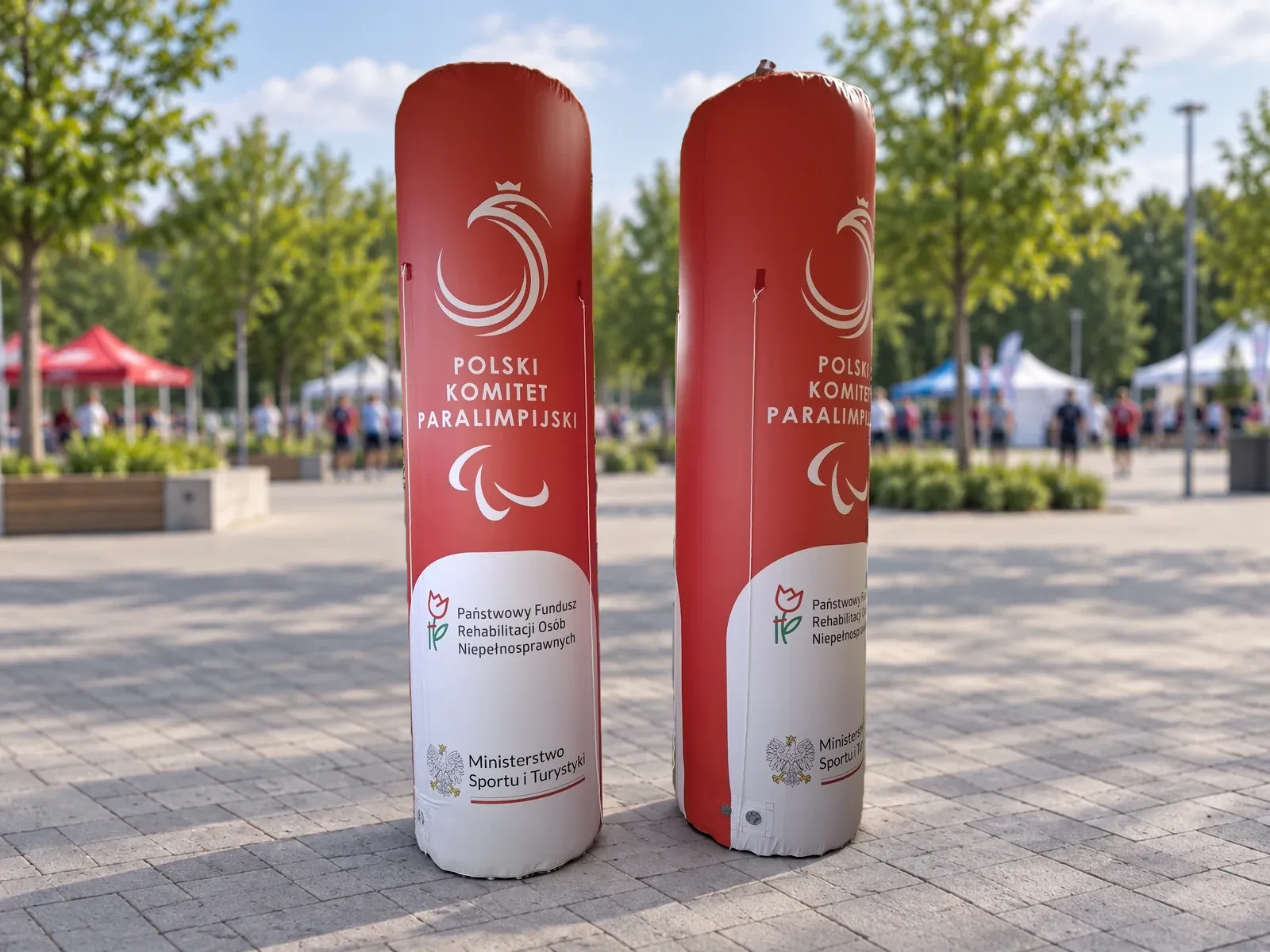 Słup pneumatyczny z nadrukiem w barwach marki Polski Komitet Paralimpijski – produkt ARIO, tło wygenerowane przez AI