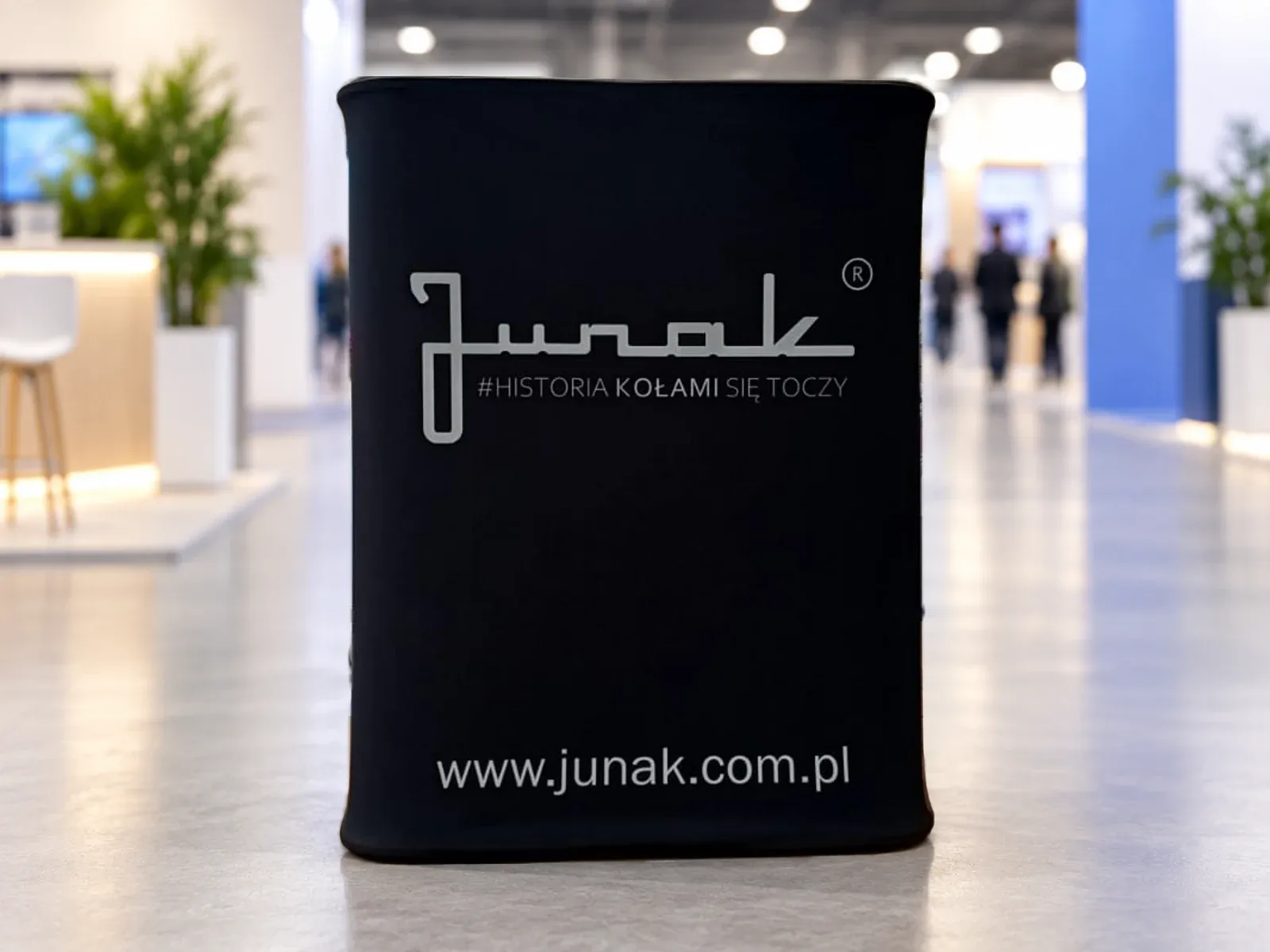 Trybunka reklamowa z nadrukiem w barwach marki Junak – produkt ARIO, tło wygenerowane przez AI