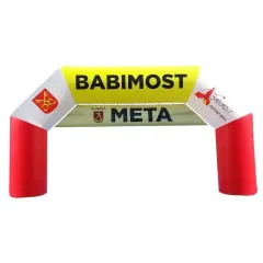 brama ze skosami oraz podwieszanym banerem reklamowym z logo Babimost