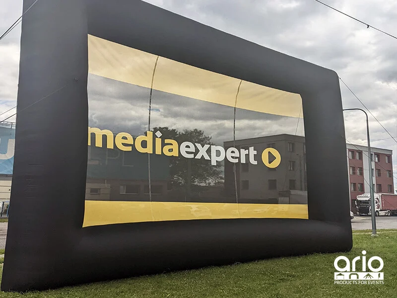 Airwall Reklamowy z siatką mesh i nadrukiem reklamowym Media Expert Airwall Reklamowy Media Expert