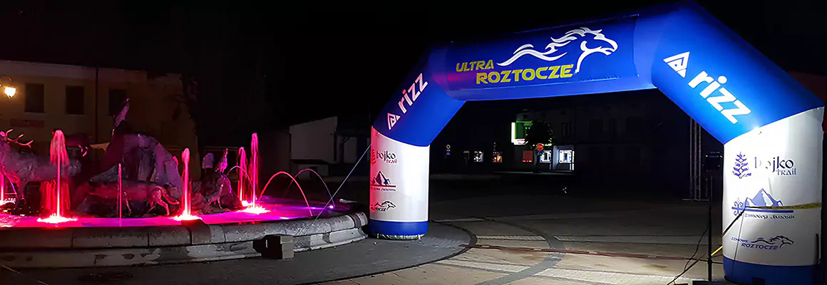 brama stałociśnieniowa z wymiennym banerem reklamowym ultraroztocze rizz na imprezie sportowej