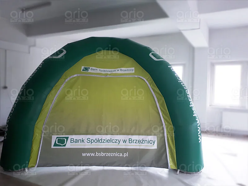Bank Spółdzielczy w Brzeźnicy promowany przez namiot pneumatyczny 4x4 wyprodukowany przez Ario Namiot Pneumatyczny z nadrukiem logo Bank Spółdzielczy w Brzeźnicy