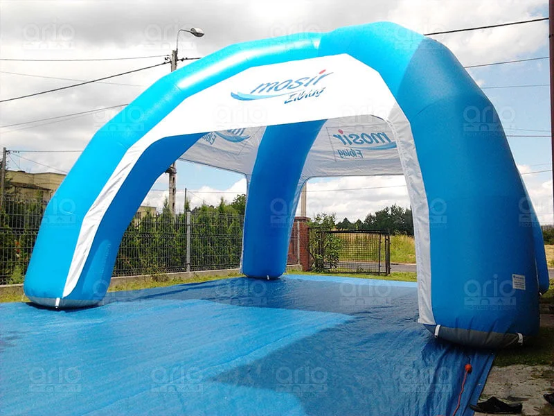 duży niebieski namiot pneumatyczny na wentylator z nadrukiem MOSiR Elbląg duży namiot pneumatyczny 5x5 z nadrukiem reklamowym MOSiR Elbląg