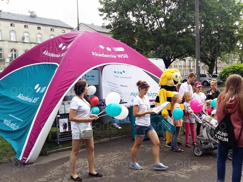 Namiot stałociśnieniowy gazoszczelny hermetyczny z nadrukiem Akademia WSB na ścianach bocznych i daszku Namiot stałociśnieniowy gazoszczelny z nadrukiem Akademia WSB