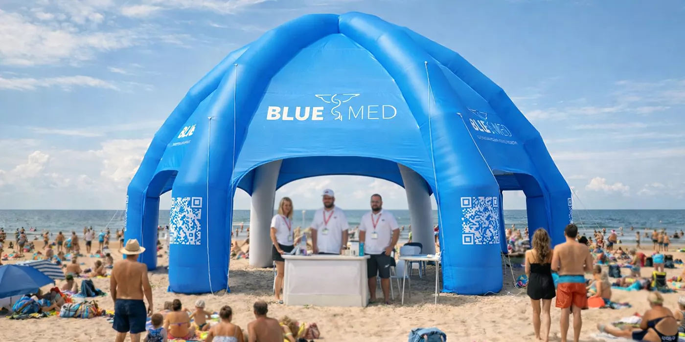 Reklama na plaży – widoczne nośniki reklamowe outdoor w strefie promocyjnej